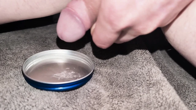 Oyun, kenar ve sızdırılmış bir sürü sperm boşalması. Yakın çekim kalın döl boşalması. Kendi dölümü yut