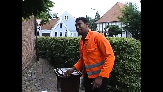 Sarışın azgın fahişe sikişmeden önce canavar bir yarağı emmenin tadını çıkarıyor