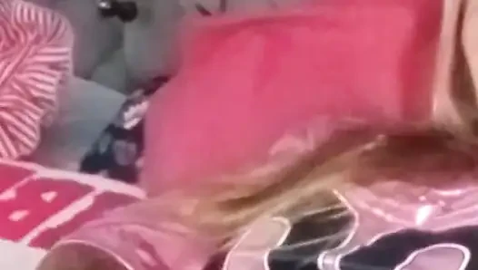 Yumruk sokma oyuncağı ile pembe ıslak görünüm