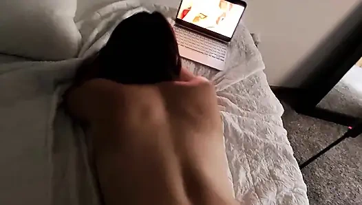 Evli kadın başka bir adamla kendini filme alıyor ve kocasını gösteriyor