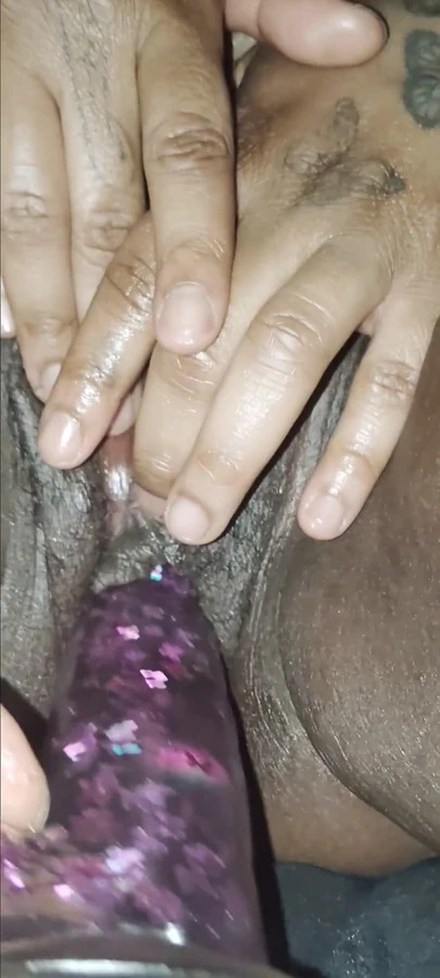 Dildoyla amını okşuyor!
