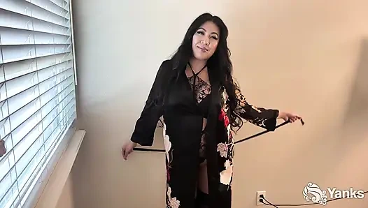 Azgın asyalı laci aioki oyuncaklarıyla oynarken yumuşak bir şekilde inliyor