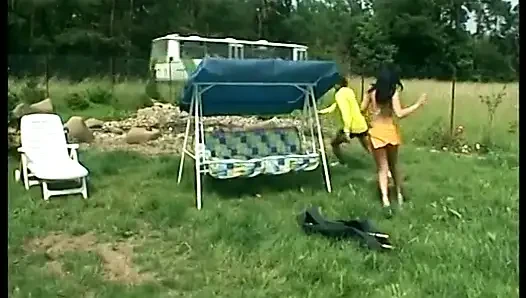Muhteşem ve utanmaz bir esmer açık havada sikiliyor
