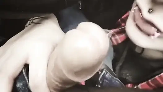 Yabancı genç kız arabada oral seks yapıyor