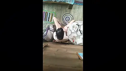 Bir köylü kız kıllı amcığını güzel müziğe güzelce çekiyor