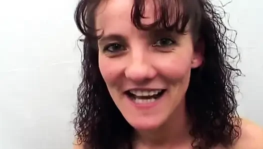 Esmer kadın pompayla amını azdırıyor ve sonra dildo ve yarak alıyor