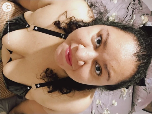 Çok azgınım ve büyük bir yarağa ihtiyacım var