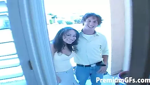 Azgın esmer hatun Mia T orgazm olmak için sybian'a biniyor