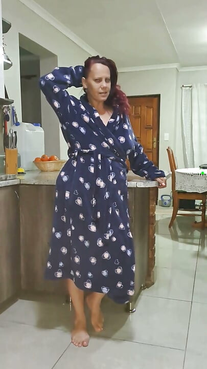 Amatör büyük memeli orta yaşlı seksi kadın mutfakta bakış açısı