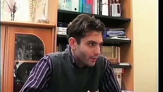 Doğal memeli ve siyah çoraplı olgun sürtük derinden sikişiyor