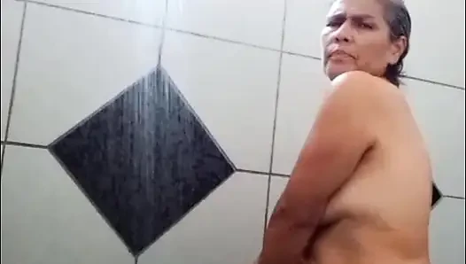 Duşta oynuyor