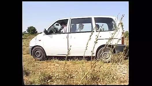 Sürtük orta yaşlı seksi kadın ile ev yapımı amatör grup seks partisi büyük yaraklarla sikiliyor ve ağzına boşaltıyor