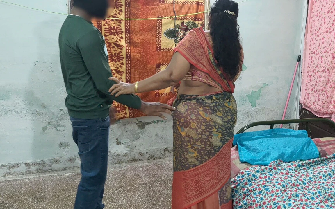 Aynı evde yaşayan Mathvan, ev sahibinin karısını külot giyerken gördü ve onu tatmak istiyor