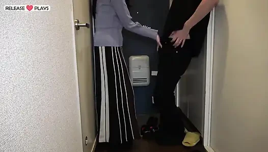 Sansürsüz ev ziyareti ortaya çıktı. Kocasının yokluğu sırasında aşina bir sıska evli güzellik