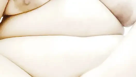 Yapraklı kız güzel bedenini ve büyük göğüslerini mastürbasyon yaparken gösteriyor