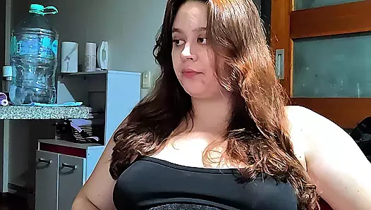 Ateşli tombul kadın yuvarlak karnını bazı tatlılarla dolduruyor