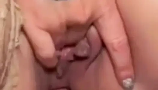 Sert anal yakın çekim sikişiyor, üvey annenin büyük götüne boşalıyor