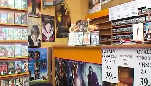 Une blonde mature se fait baiser dans une boutique de cinéma