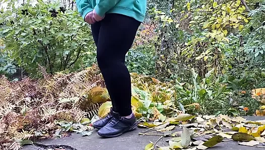 Goanlı olgun taytlar giymiş, köpek gibi dik durur