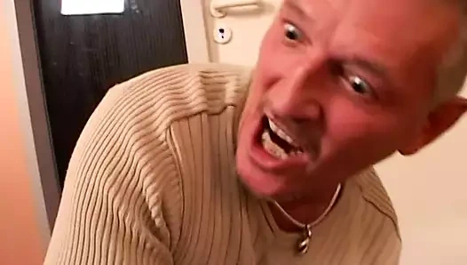 Psikopat rolf, sarışın köle kızını dayak ve aşağılama ile kullanır.