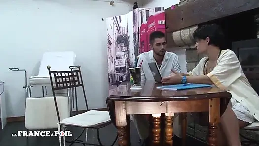 Güzel sarışın orta yaşlı seksi kadın gyneco'da götünü siktiriyor ve sikiliyor