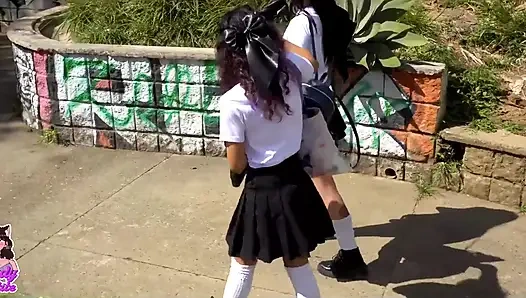 Asi arkadaşım sınıftan kaçmamı istiyor ve makasla oynarken eğleniyoruz.