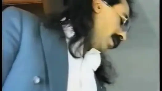 Sevimli hatun klasik adamla sikişdikten sonra otururken seksi hatun tarafından amını yalatıyor 2'de 1 sahne