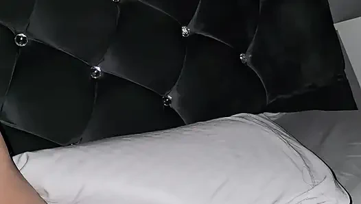 Üvey anne üvey oğluyla büyük yarakla oynarken uzanıyor