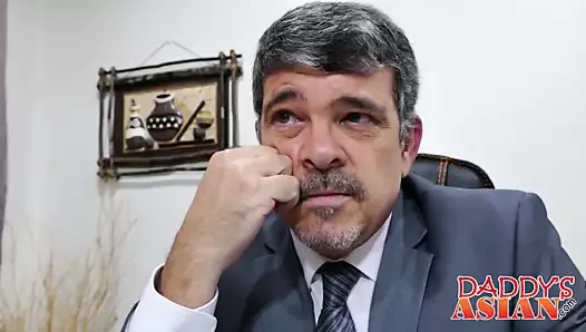 Twink muhasebeci çalışma üzerinde the horoz arasında onun patron