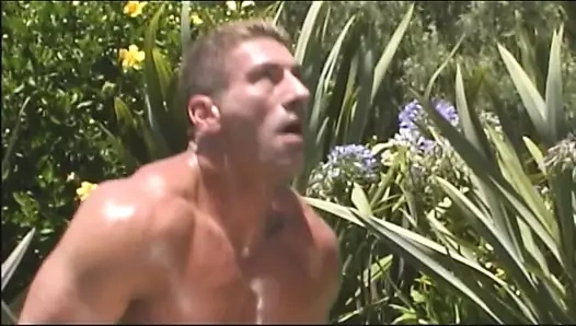 Sıcak, ten rengi sarışın havuz tarafından delinir, yüzünde sıcak bir yük alır