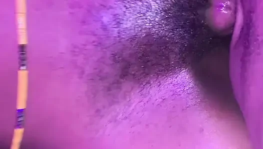 Seksi ateşli Afrikalı azgın genç kız emiyor, sulu amcığı sert yarağa sürtüyor ve bakış açısıyla sikişiyor