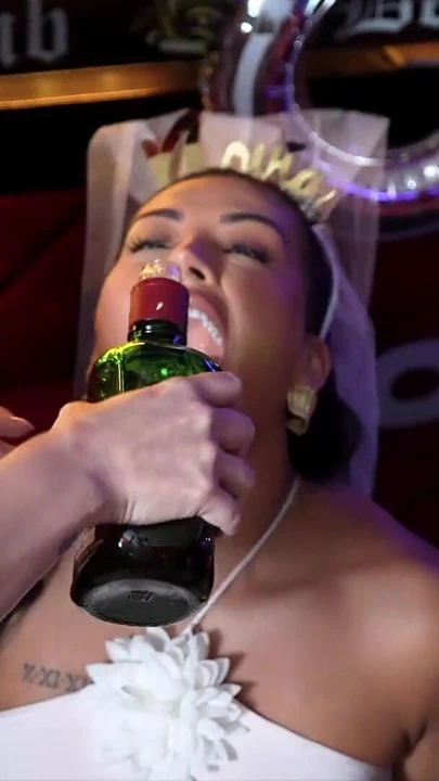 Martix düğün bölüm ii - Mariana bekarlığa veda partisinde bir striptizciyle sikişiyor | Klip 1