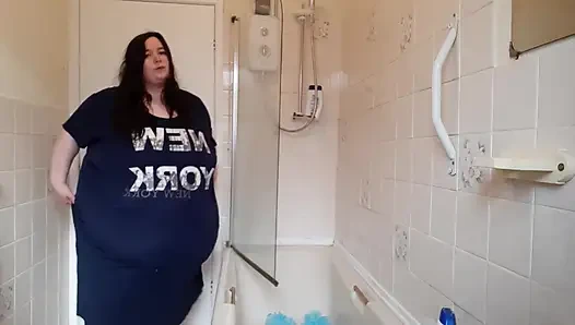 Ssbbw göbek ve vücut sallıyor