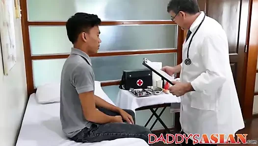 Azgın doktor sevimli asyalı hasta deliklerini incelemeyi seviyor