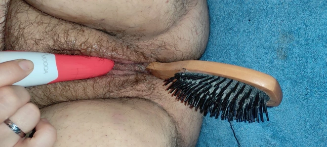 Saç fırçası kız arkadaşımın içine sıkıştı