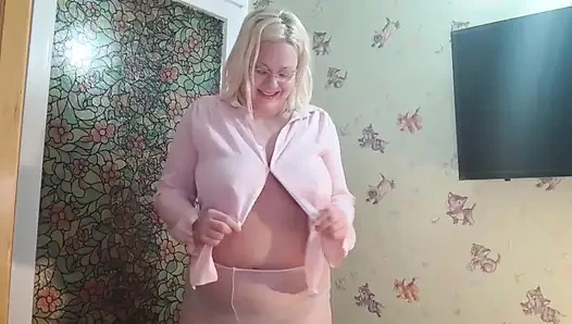 Üvey anne üvey oğlunun büyük göğüsleri için boşalmasına izin veriyor