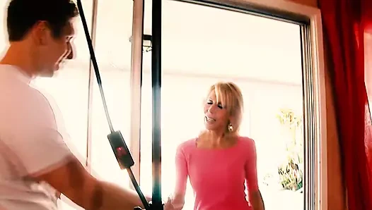 Olgun sarışın genç adamla sikişiyor