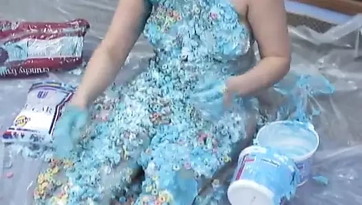 Randy kaltak vücudunu dondurma ve tahıl gevreğiyle okşuyor