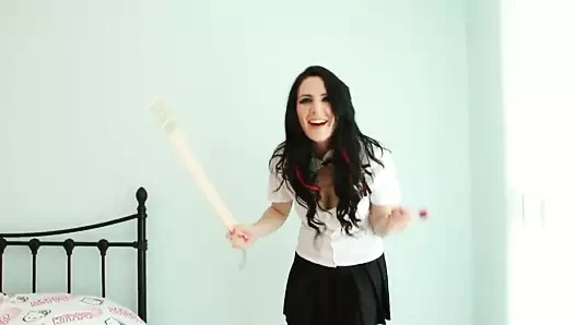 Kinky esmer tahta bir sopayla oyun oynuyor