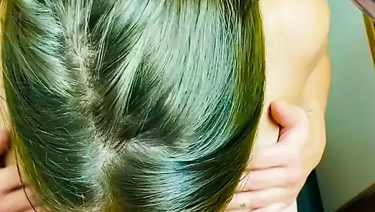 Yeni adamı ofiste ağırlıyor