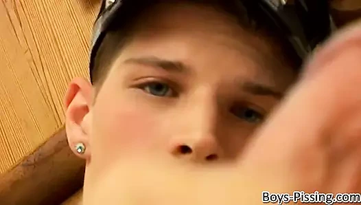 Twink benz johanssen masturbates solo sonra işemek onun yatak