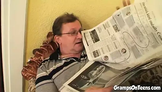 Genç yarak fahişesi dedeye biniyor