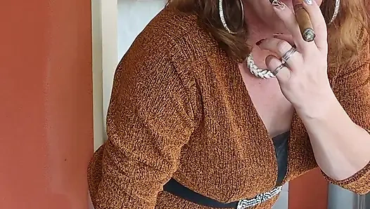 Puro içerken dildomun tadını çıkarıyorum