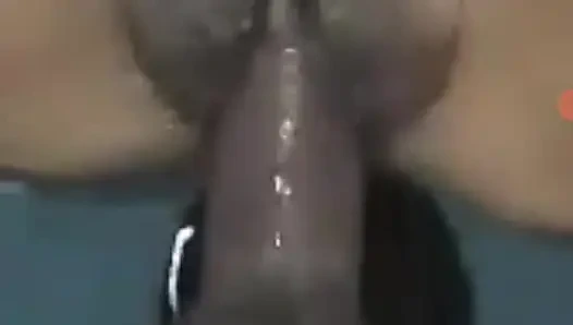 O kadar çok fışkırtıyor ki yarağımdan aldığı his için vücudunu kıkırdatıyor