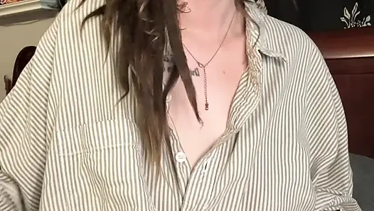 Annen sigara içme fetişini keşfetti ve fantezini gerçekleştiriyor