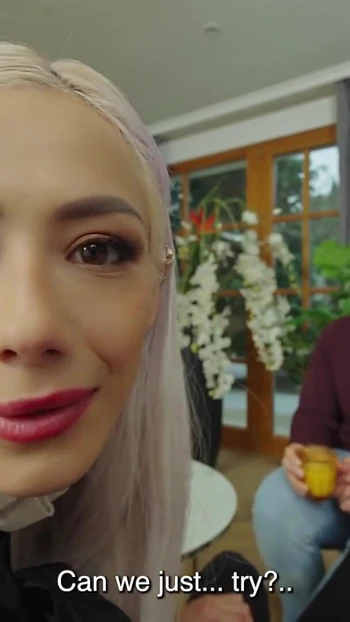 Незабываемый момент от "SWAP4K. Извращенный тройничок с сексуальными блондинками-шлюшками Вероникой Leal и Daruma Rai"