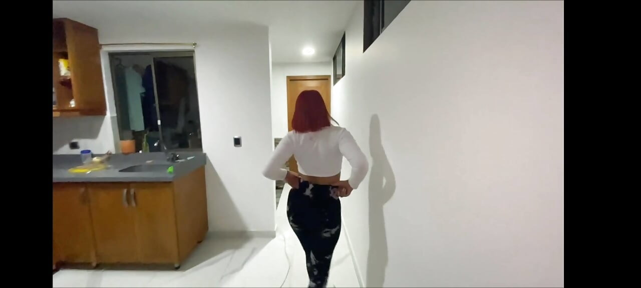 Sokakta komşumla tanışıyorum ve beni onu sikmek için evine davet ediyor