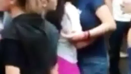 Lezbiyenler çılgınca bir açık hava partisinde öpüşme