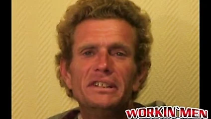 Olgun züppe vuruş onun büyük horoz süre sigara bir puro