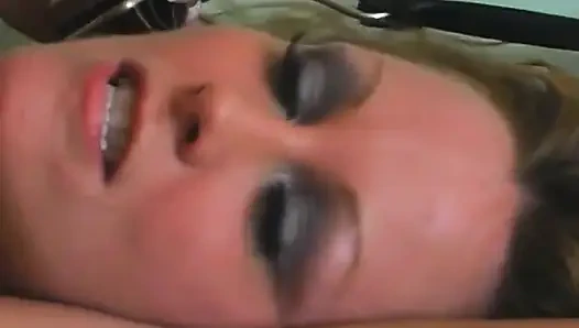 Sarışın orta yaşlı seksi kadın amına ve götüne alıyor